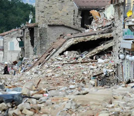 10 anni fa il sisma nel Centro Italia, oggi ad Amatrice la messa con Meloni. Mattarella “Ultimare il risanamento nel più breve tempo possibile”