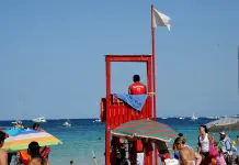 Tragedia in spiaggia ad Andora, bagnino muore insieme al bagnante che stava cercando di salvare