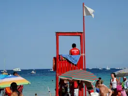 Tragedia in spiaggia ad Andora, bagnino muore insieme al bagnante che stava cercando di salvare