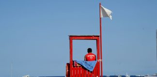 Tragedia in spiaggia nel Savonese, bagnino muore insieme al bagnante che stava cercando di salvare