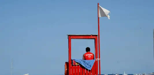 Tragedia in spiaggia nel Savonese, bagnino muore insieme al bagnante che stava cercando di salvare