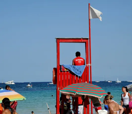 Tragedia in spiaggia ad Andora, bagnino muore insieme al bagnante che stava cercando di salvare