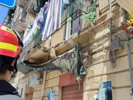 Crolla un balcone a Palermo, grave una donna di 56 anni