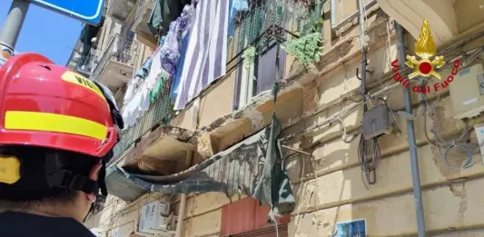 Crolla un balcone a Palermo, grave una donna di 56 anni