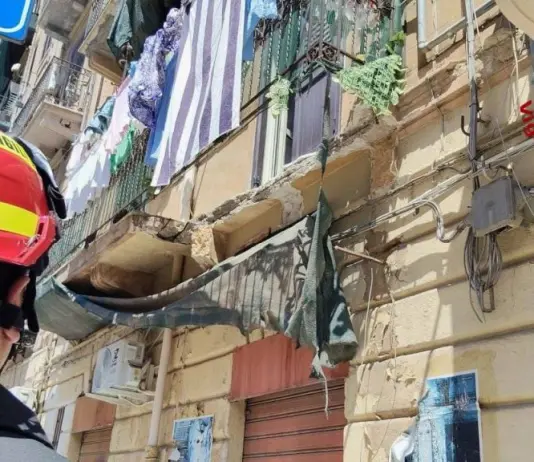 Crolla un balcone a Palermo, grave una donna di 56 anni