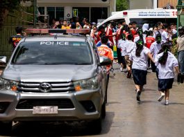 Sparatoria in una scuola vicino Bangkok, diversi morti e feriti