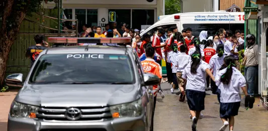 Sparatoria in una scuola vicino Bangkok, diversi morti e feriti