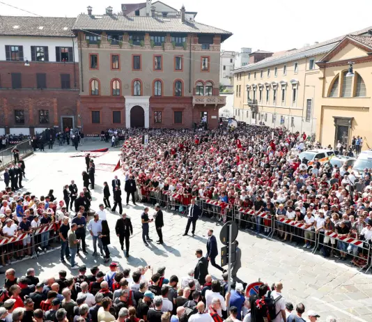 A Milano l’ultimo saluto a Franco Baresi, folla di tifosi fuori dalla basilica di Sant’Ambrogio