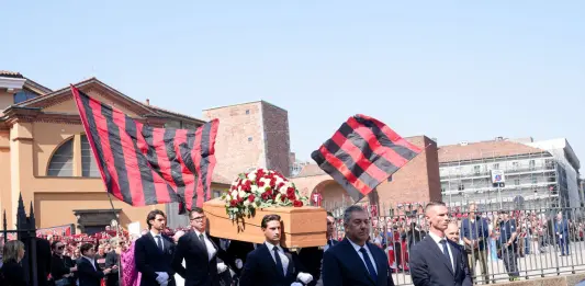 A Milano l’ultimo saluto a Franco Baresi, in migliaia a Sant’Ambrogio per i funerali / Fotogallery e Video