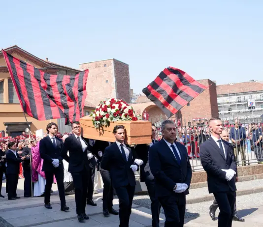 A Milano l’ultimo saluto a Franco Baresi, in migliaia fuori dalla basilica di Sant’Ambrogio / Fotogallery e Video
