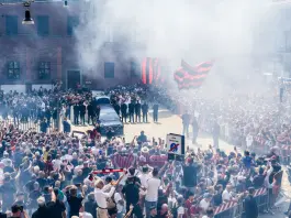 Una marea rossonera per Baresi, a Milano l’ultimo saluto al “Piscinin” / Fotogallery e Video