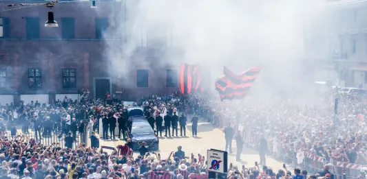 A Milano l’ultimo saluto a Franco Baresi, in migliaia a Sant’Ambrogio per i funerali / Fotogallery e Video