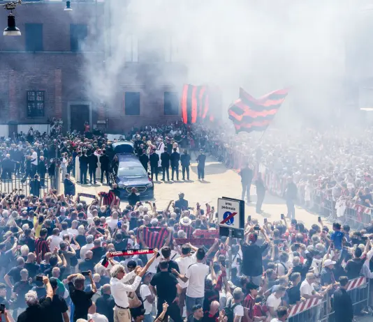 A Milano l’ultimo saluto a Franco Baresi, in migliaia a Sant’Ambrogio per i funerali / Fotogallery e Video