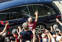 A Milano l’ultimo saluto a Franco Baresi, in migliaia fuori dalla basilica di Sant’Ambrogio per la leggenda rossonera