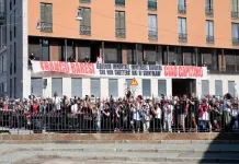 A Milano l’ultimo saluto a Franco Baresi, folla di tifosi fuori dalla basilica di Sant’Ambrogio