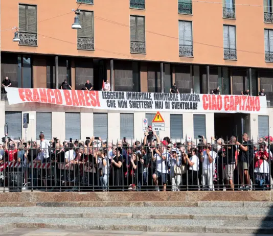 A Milano l’ultimo saluto a Franco Baresi, folla di tifosi fuori dalla basilica di Sant’Ambrogio