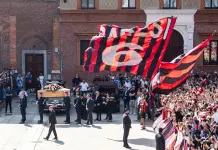 A Milano l’ultimo saluto a Franco Baresi, in migliaia fuori dalla basilica di Sant’Ambrogio per la leggenda rossonera