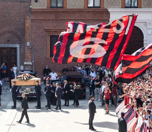 A Milano l’ultimo saluto a Franco Baresi, in migliaia fuori dalla basilica di Sant’Ambrogio per la leggenda rossonera / Fotogallery
