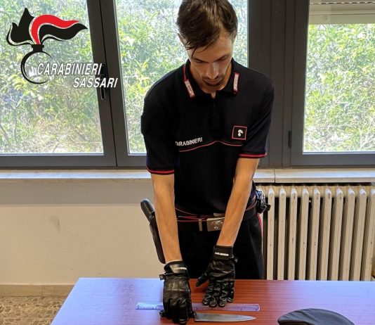 In auto con tre coltelli a Porto Torres, arrestato un turista