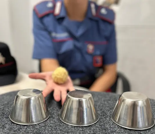 Influencer salva una turista dalla truffa delle campanelle e viene picchiato, 3 arresti a Roma