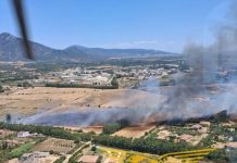 Emergenza incendi in Sardegna: a Quartu fiamme vicino alle case, tre elicotteri a Desulo