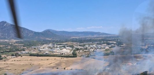 Emergenza incendi in Sardegna: a Quartu fiamme vicino alle case, tre elicotteri a Desulo