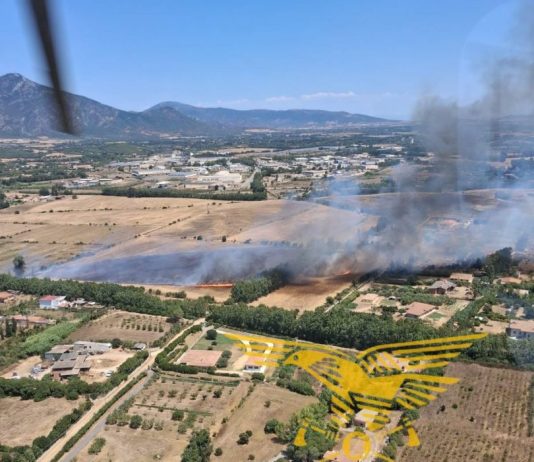 Emergenza incendi in Sardegna: a Quartu fiamme vicino alle case, tre elicotteri a Desulo