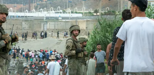 Ceuta, il ministro degli esteri spagnolo: “Sui migranti Italia non all’altezza delle aspettative”. Fonti Viminale: “Con Governo Meloni crollo degli sbarchi”