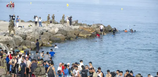 Si aggrava il bilancio delle vittime a Ceuta, recuperati i corpi di almeno 67 persone. 22 stati Ue chiedono una riunione urgente