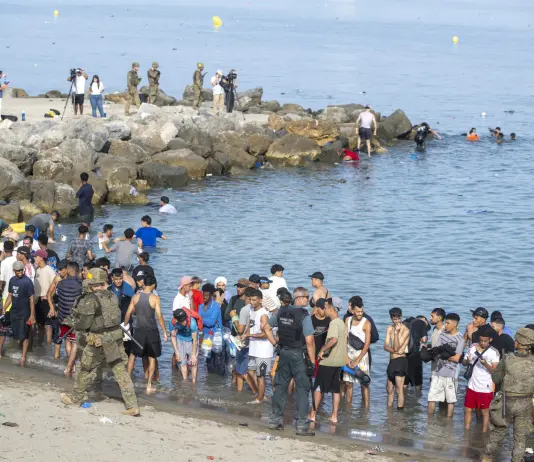 Si aggrava il bilancio delle vittime a Ceuta, recuperati i corpi di almeno 67 persone. 22 stati Ue chiedono una riunione urgente