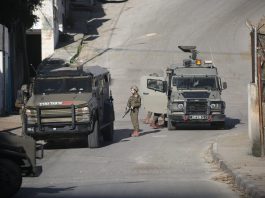 Deputato israeliano di estrema destra colpisce a martellate un monumento palestinese in Cisgiordania, Netanyahu “Inaccettabile”