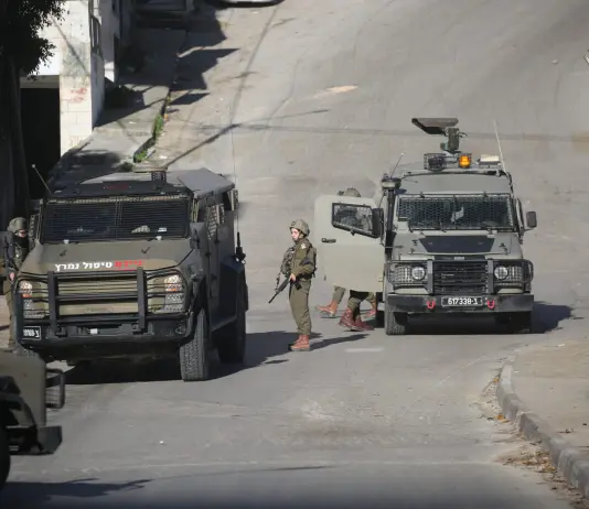 Deputato israeliano di estrema destra colpisce a martellate un monumento palestinese in Cisgiordania, Netanyahu “Inaccettabile”