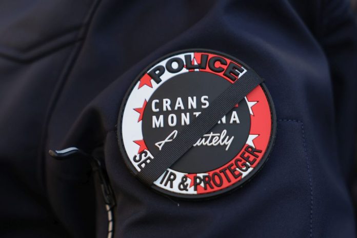 Crans-Montana, fiori e candele per le vittime della strage di Capodanno, dopo l'incendio nel locale «Le Constellation»