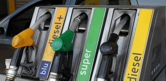 Il Cdm proroga il taglio delle accise sul diesel fino al 17 settembre. Meloni “Avanti sulla produzione nazionale di petrolio e gas” / Video