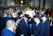 A Milano i funerali di Don Mazzi, l’ultimo saluto sulle note di “Io vagabondo” / Video