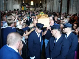 Don Mazzi, a Milano l’ultimo saluto sulle note di “Io vagabondo” / Video