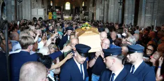 Don Mazzi, a Milano i funerali con i suoi “ragazzi”, istituzioni e volti noti / Video