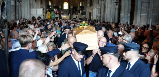 Don Mazzi, a Milano l’ultimo saluto sulle note di “Io vagabondo” / Video