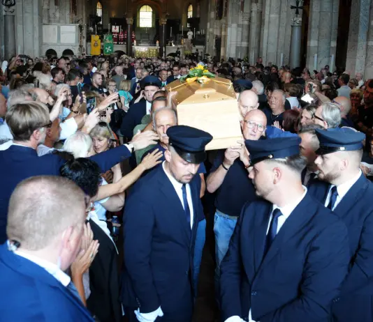 Don Mazzi, a Milano l’ultimo saluto sulle note di “Io vagabondo” / Video