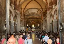 A Milano l’ultimo saluto a Don Mazzi, centinaia di persone gremiscono la basilica di Sant’Ambrogio