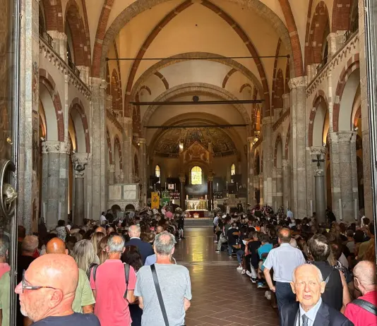 A Milano l’ultimo saluto a Don Mazzi, centinaia di persone gremiscono la basilica di Sant’Ambrogio