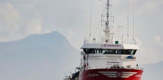 Nave di Emergency soccorre un’imbarcazione nelle acque internazionali della zona SAR libica, morti 7 migranti