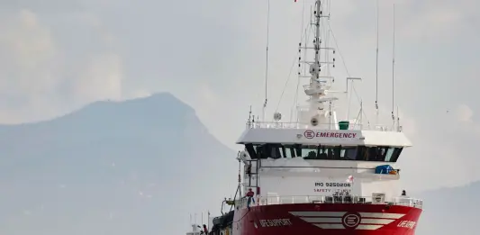 Nave di Emergency soccorre un’imbarcazione nelle acque internazionali della zona SAR libica, morti 7 migranti