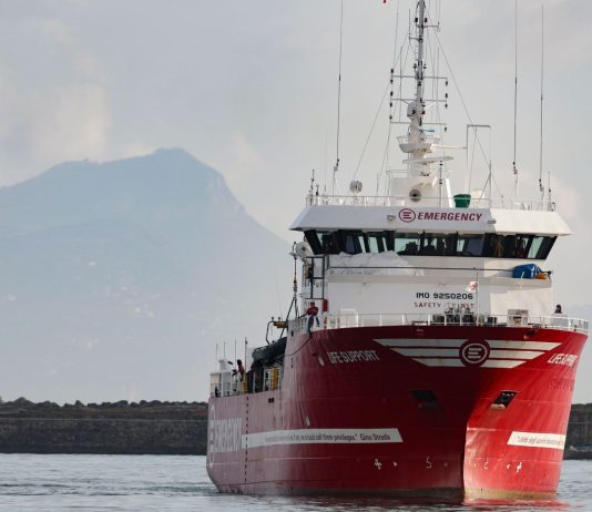 Nave di Emergency soccorre un’imbarcazione nelle acque internazionali della zona SAR libica, morti 7 migranti