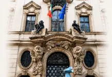 L’Ambasciata d’Italia a Praga apre le porte per celebrare gli ottant’anni della Vespa