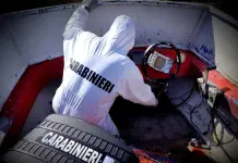 17enne travolta da un barchino con un gruppo di migranti a bordo a Chia, arrestato lo scafista