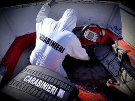 17enne travolta da un barchino con un gruppo di migranti a bordo a Chia, arrestato lo scafista / Video