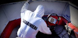 17enne travolta da un barchino con un gruppo di migranti a bordo a Chia, arrestato lo scafista / Video