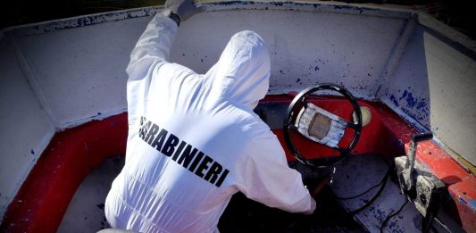 17enne travolta da un barchino con un gruppo di migranti a bordo a Chia, arrestato lo scafista / Video