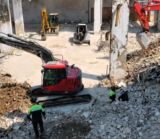 Messina, proseguono le ricerche sotto le macerie della palazzina crollata. Oltre 30 vigili del fuoco impegnati